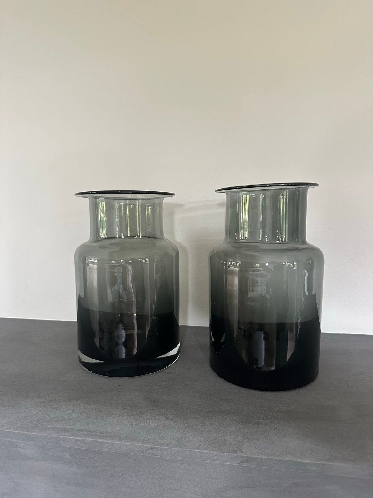 Set van 2 glazen vazen - Rookgrijs, Antiek en Kunst, Ophalen