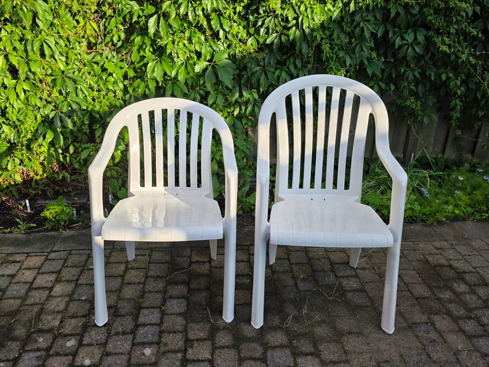 2x Witte kunststof tuinstoelen - Grosfillex, Tuin en Terras, Tuinstoelen, Ophalen, Gebruikt, Kunststof, Stapelbaar