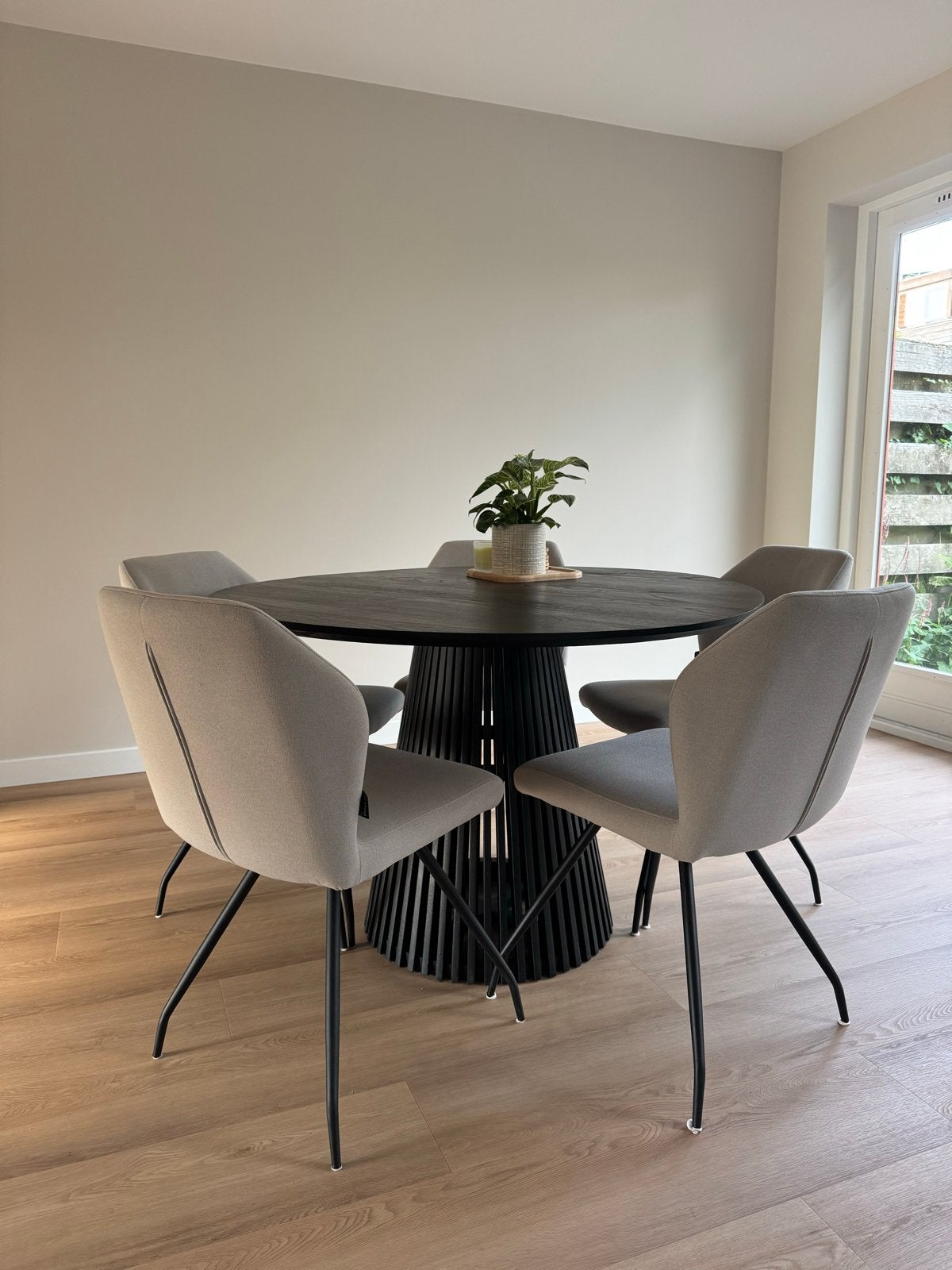 Moderne ronde eettafel 120 Fonq met 7 grijze stoelen Bronx71, Ophalen, 100 tot 150 cm, Rond, Zo goed als nieuw