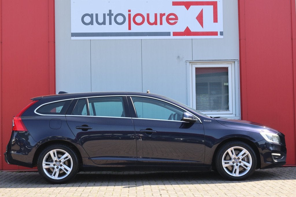 Volvo V60 2.4 D6 Twin Engine R-Design (bj 2015, automaat), Auto's, Euro 6, Blauw, Vierwielaandrijving, 1880 kg