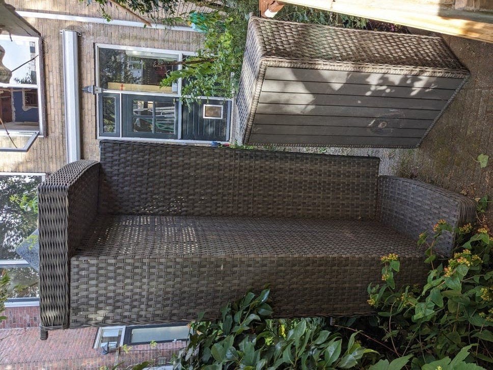 Tuinbank en tafel met kussens, Tuin en Terras, Ophalen, Kunststof, Gebruikt, 3 zitplaatsen