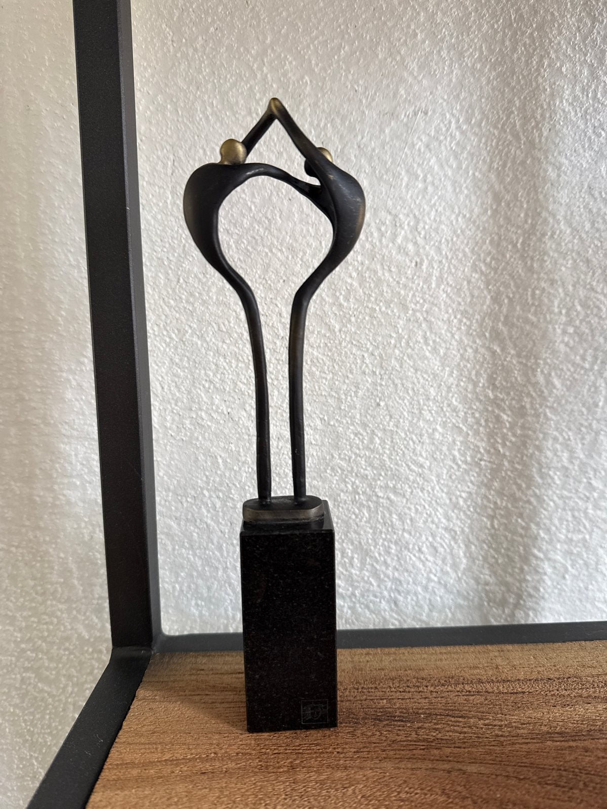 Artihove Abstract bronzen beeldje op sokkel, Groep mensen, Ophalen of Verzenden, Brons, 20 - 50 cm