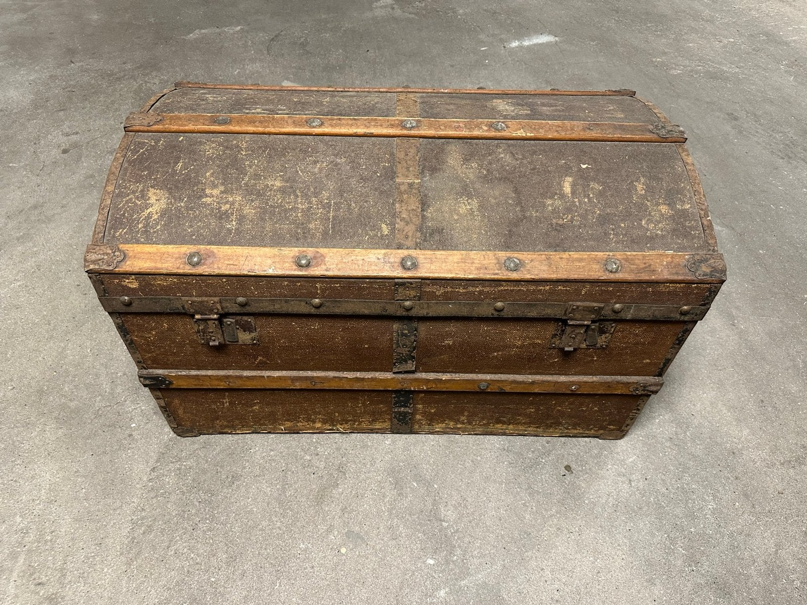 Antieke Hutkoffer met Metalen Beslag - Vintage Reiskoffer, Antiek en Kunst, Ophalen