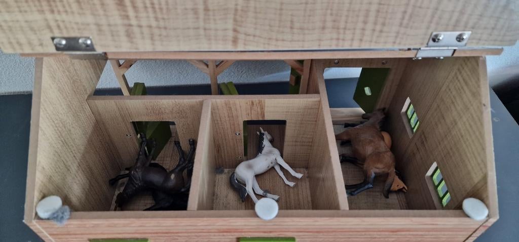 Houten paardenstal met paarden, Ophalen, Zo goed als nieuw, Jongen of Meisje