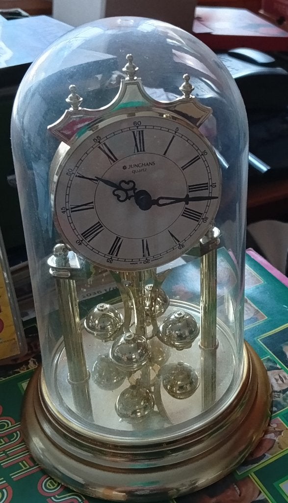 Pendule klok met stolp op batterijen, Huis en Inrichting, Gebruikt, Vintage, Analoog, Ophalen of Verzenden
