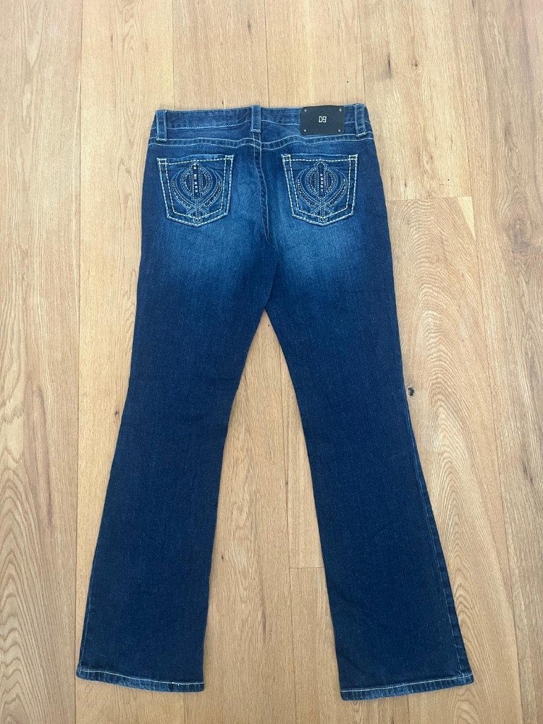 D9 SLICK Y2K Flared Denim met Boorduurwerk W30/EU38, Kleding | Dames, Blauw, D9 SLICK, Ophalen of Verzenden, Zo goed als nieuw