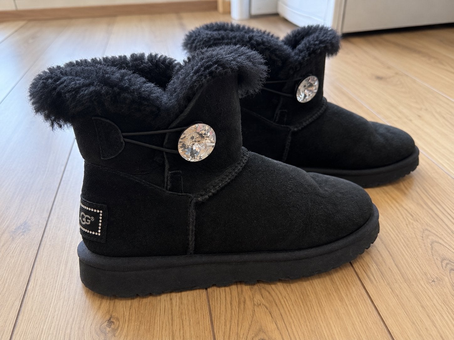 UGG Mini Bailey Button Gem zwart - maat 38, Kleding | Dames, Ophalen of Verzenden, Zo goed als nieuw, Zwart
