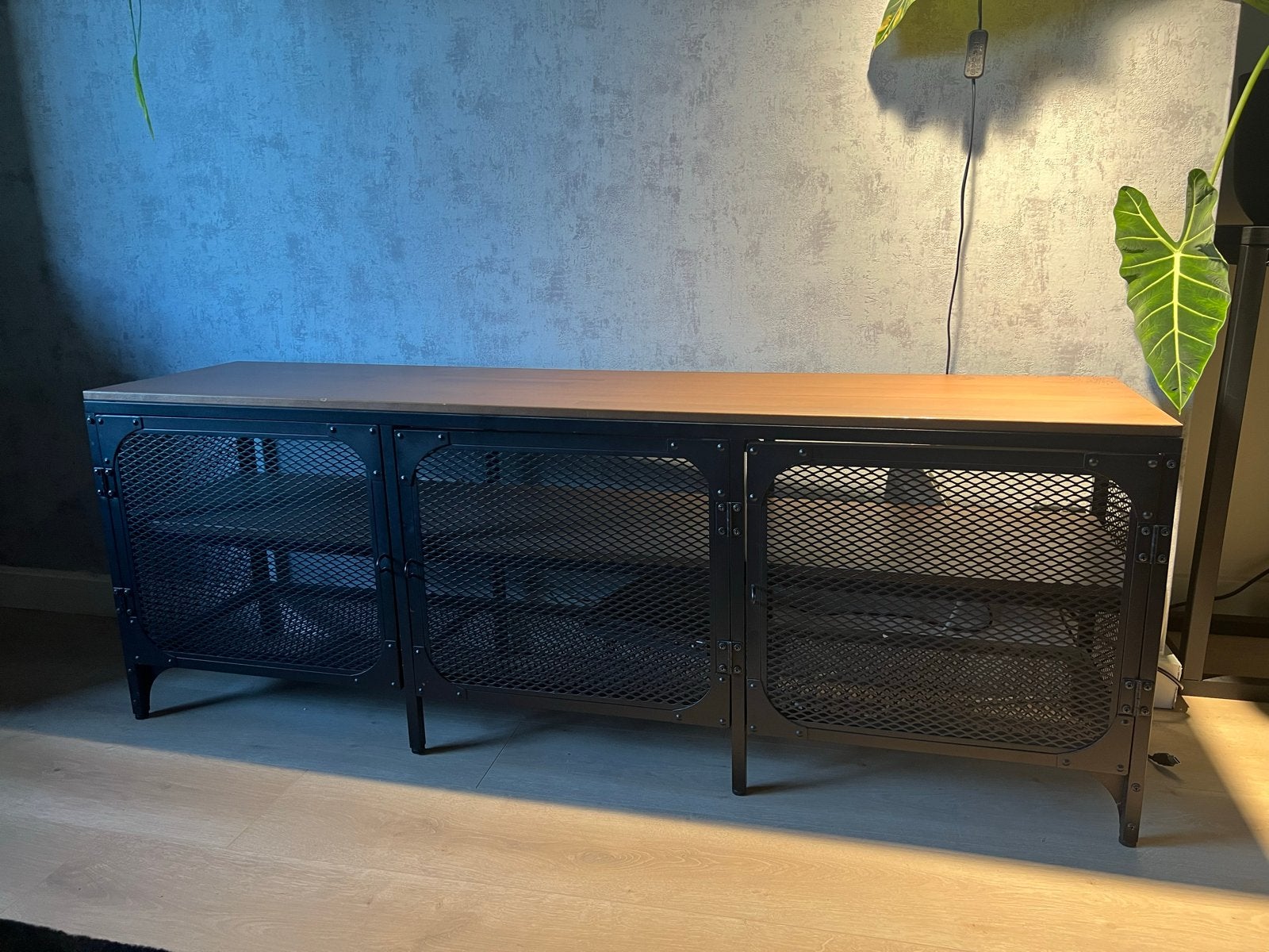 Ikea Fjällbo TV meubel - Industrieel design, Huis en Inrichting, Kasten | Televisiemeubels, Gebruikt, Minder dan 100 cm, 100 tot 150 cm