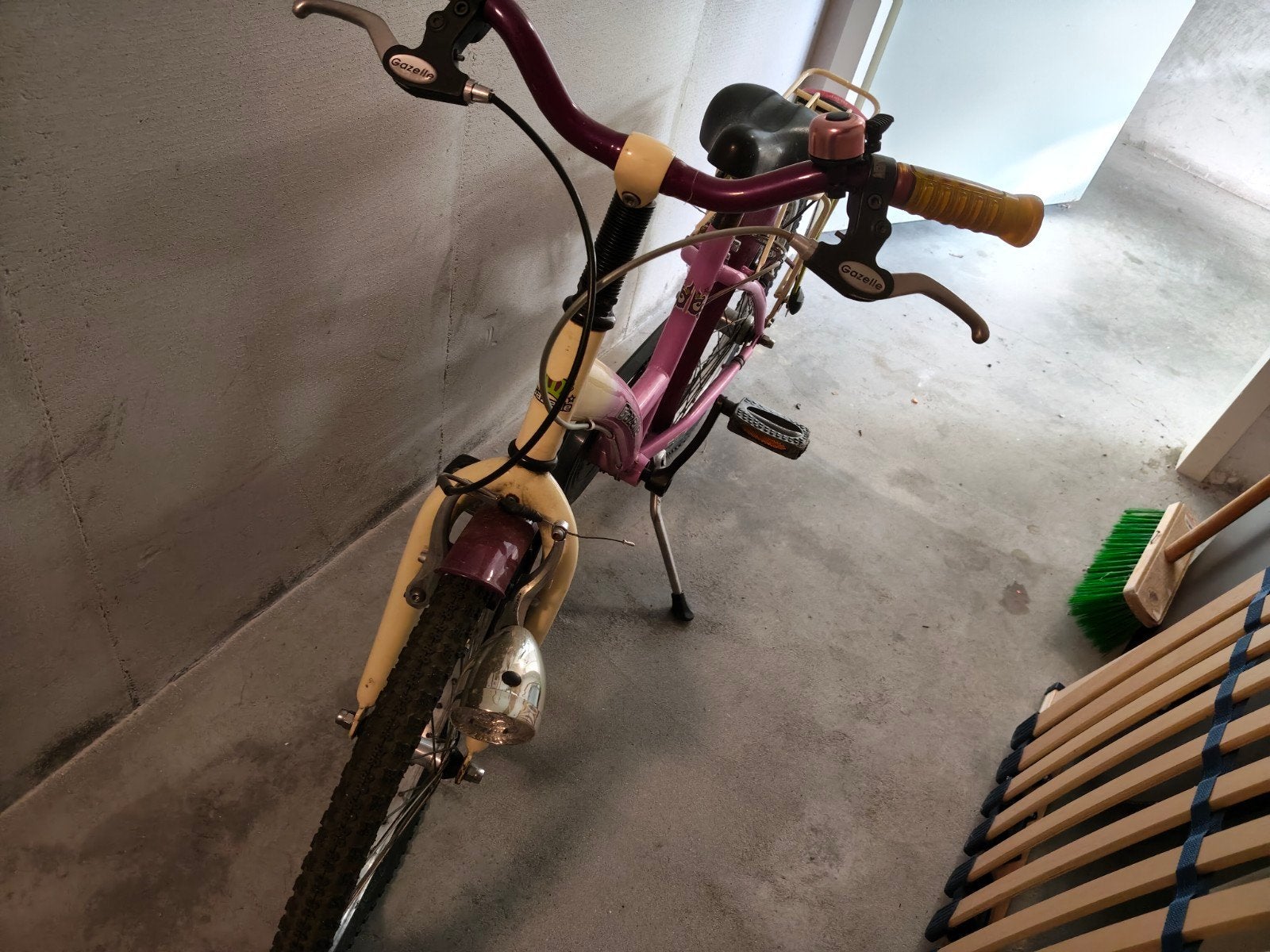 Foto 2 van Gazelle kinderfiets 20 inch
