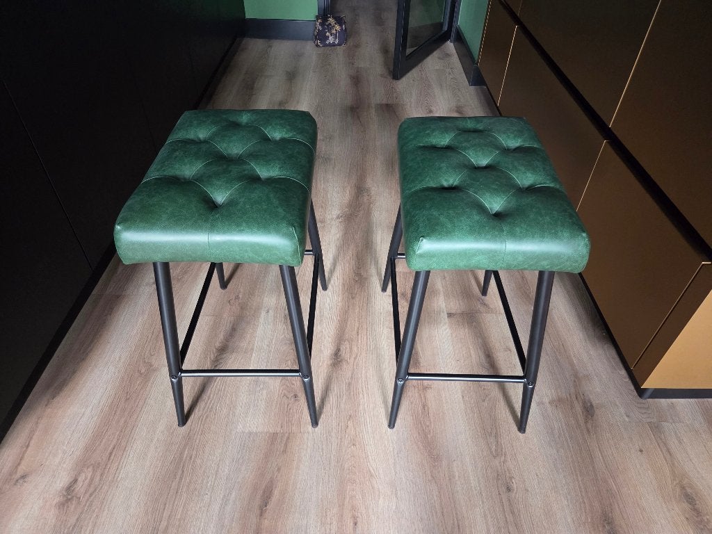 Twee groen/zwarte krukken voor kookeiland., Ophalen, Kunststof, 60 tot 90 cm, Zo goed als nieuw