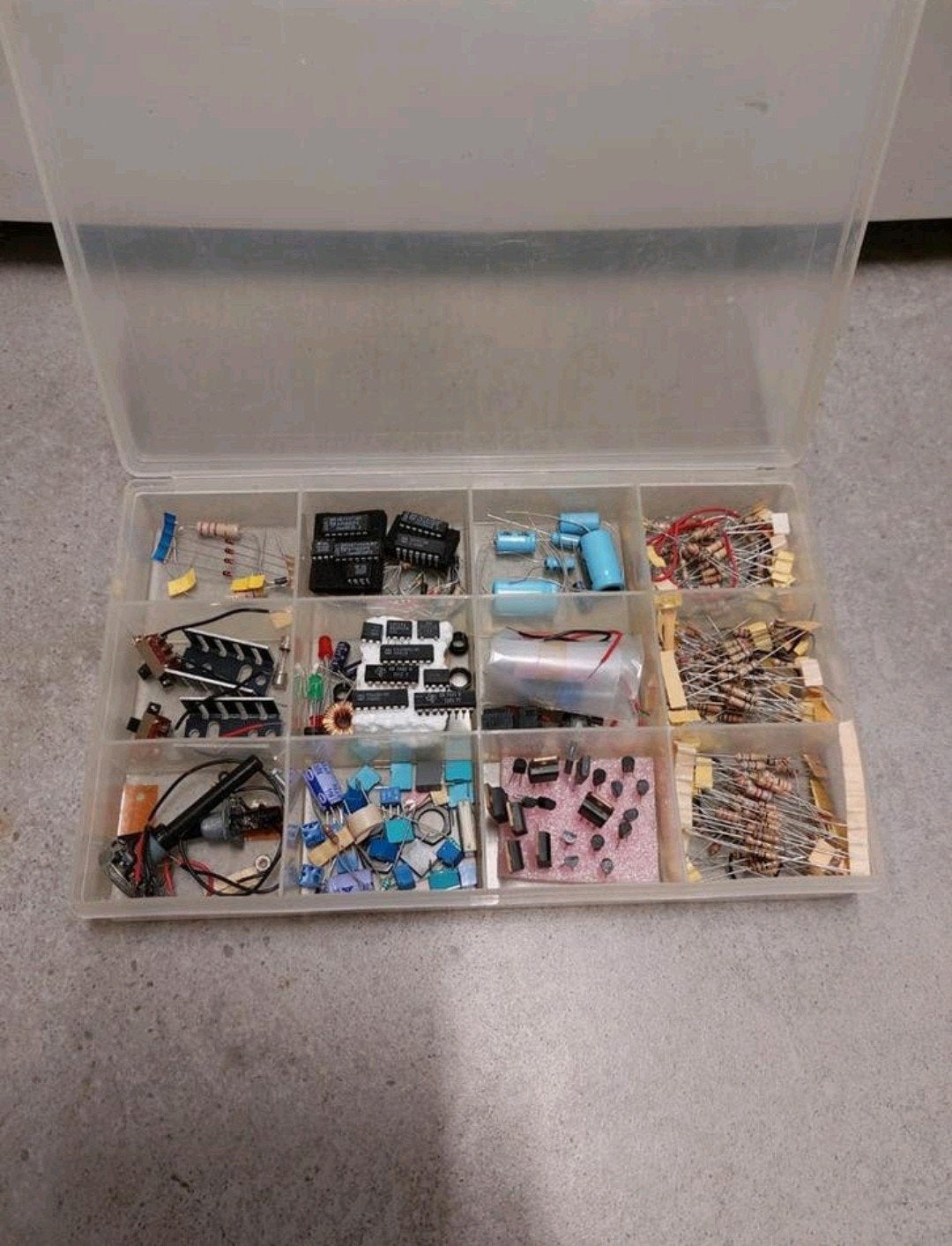 Bak diverse Electronica   condensator weerstand processor, Ophalen of Verzenden