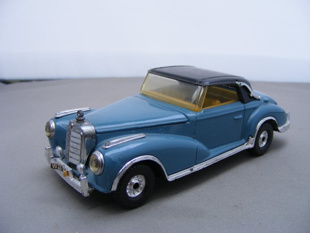 Mercedes Benz 300S Corgi 1/36 blauw schade, Ophalen of Verzenden, Zo goed als nieuw, Auto