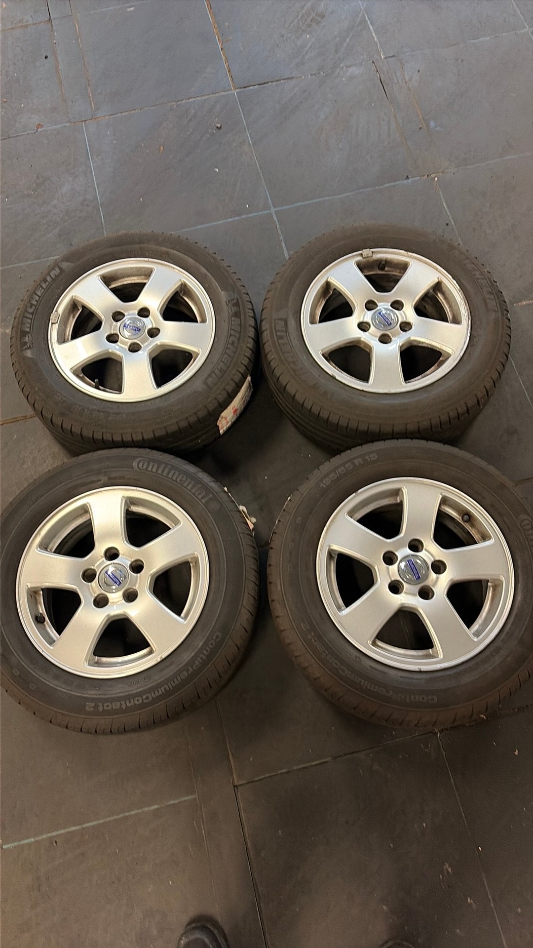 Originele 15" Volvo Velgenset + Continental Zomerbanden, Auto-onderdelen, Banden en Velgen, Ophalen, 15 inch, Banden en Velgen