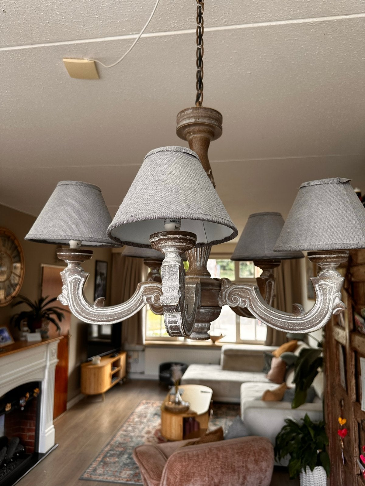Rustieke houten kroonluchter met 5 lampen en kappen, Ophalen of Verzenden, Gebruikt, Hout, E14 (klein)