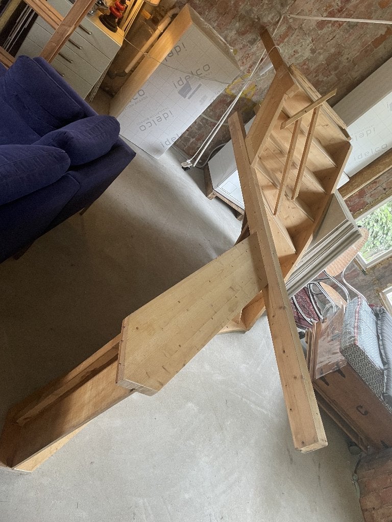 Mooie dichte houten trap met kwartslag naar rechts, Ophalen, Zo goed als nieuw