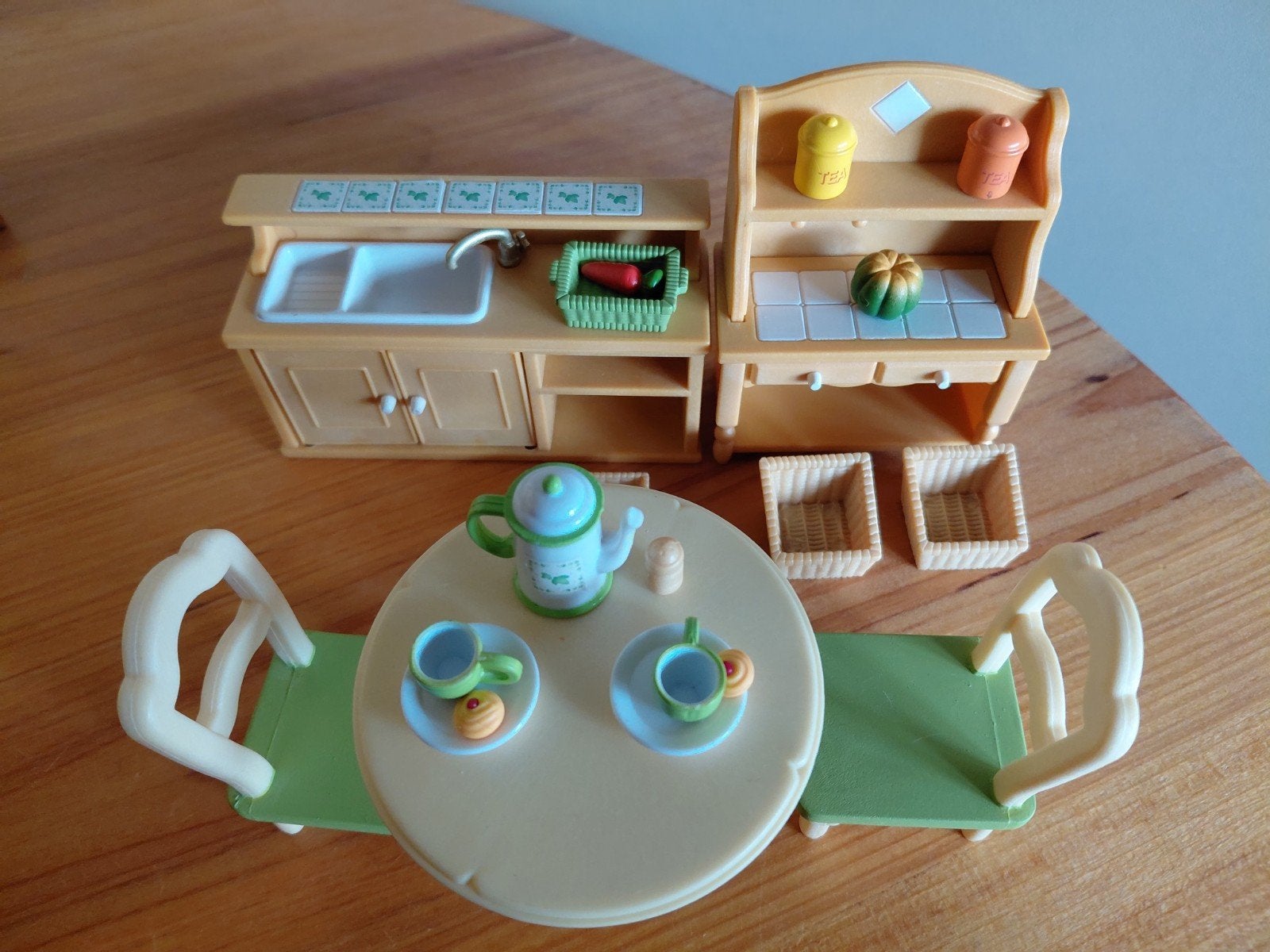Sylvanian Families keukenkasten/tafel/stoelen, Verzamelen, Poppenhuizen en Toebehoren, Ophalen of Verzenden, Zo goed als nieuw
