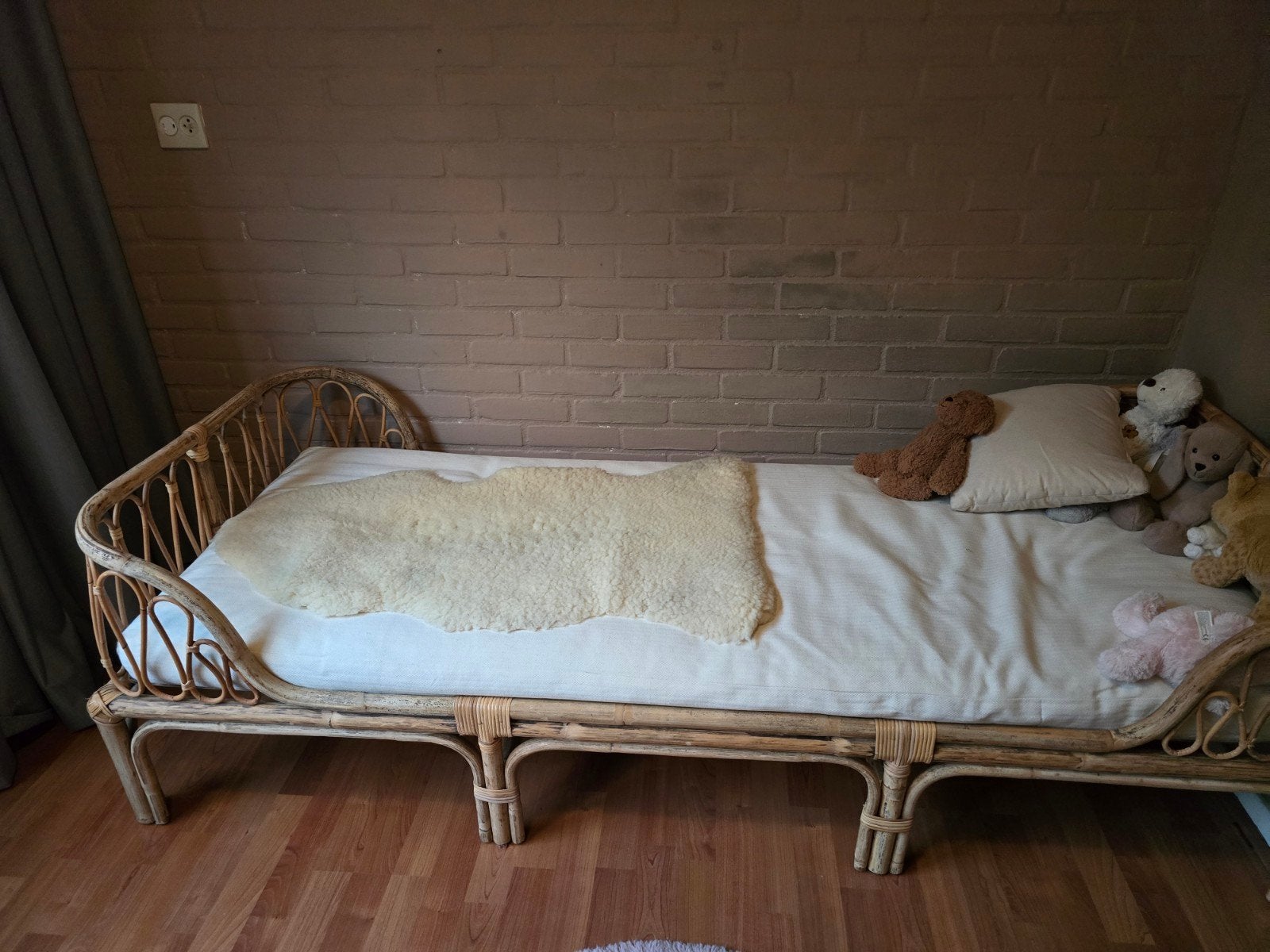 Leuk rotan kinderbed met matras - Zo goed als nieuw, Ophalen