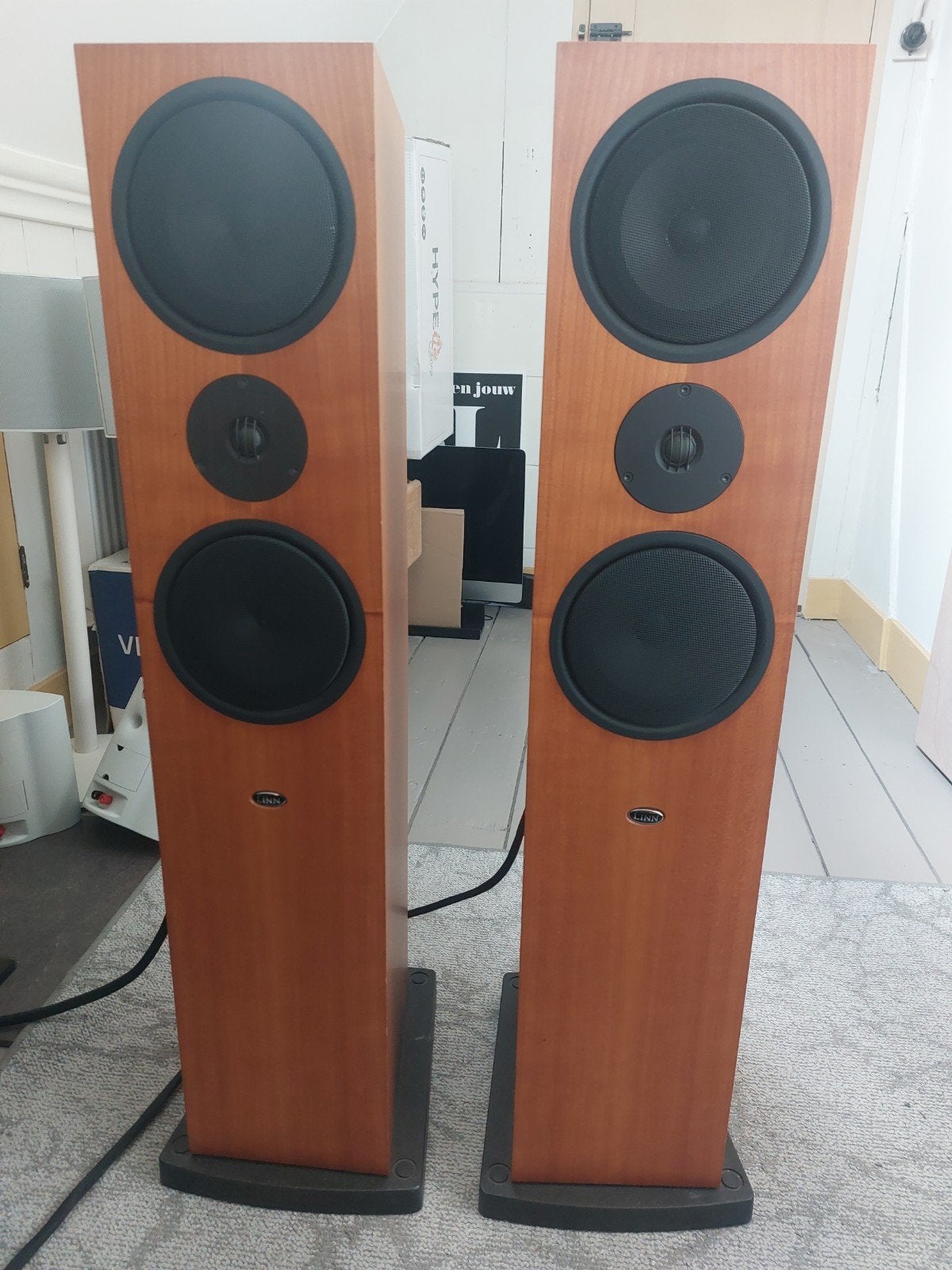 Linn Ninka Cherry met upgrade (Polymer concrete)  voet, Vloerstaande luidspreker, Gebruikt, 120 tot 150 watt, Ophalen