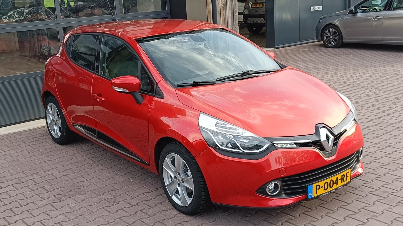 Renault Clio 0.9 TCE 90 5D ECO 2013 Rood, Voorwielaandrijving, 898 cc, Stof, 40 €/maand