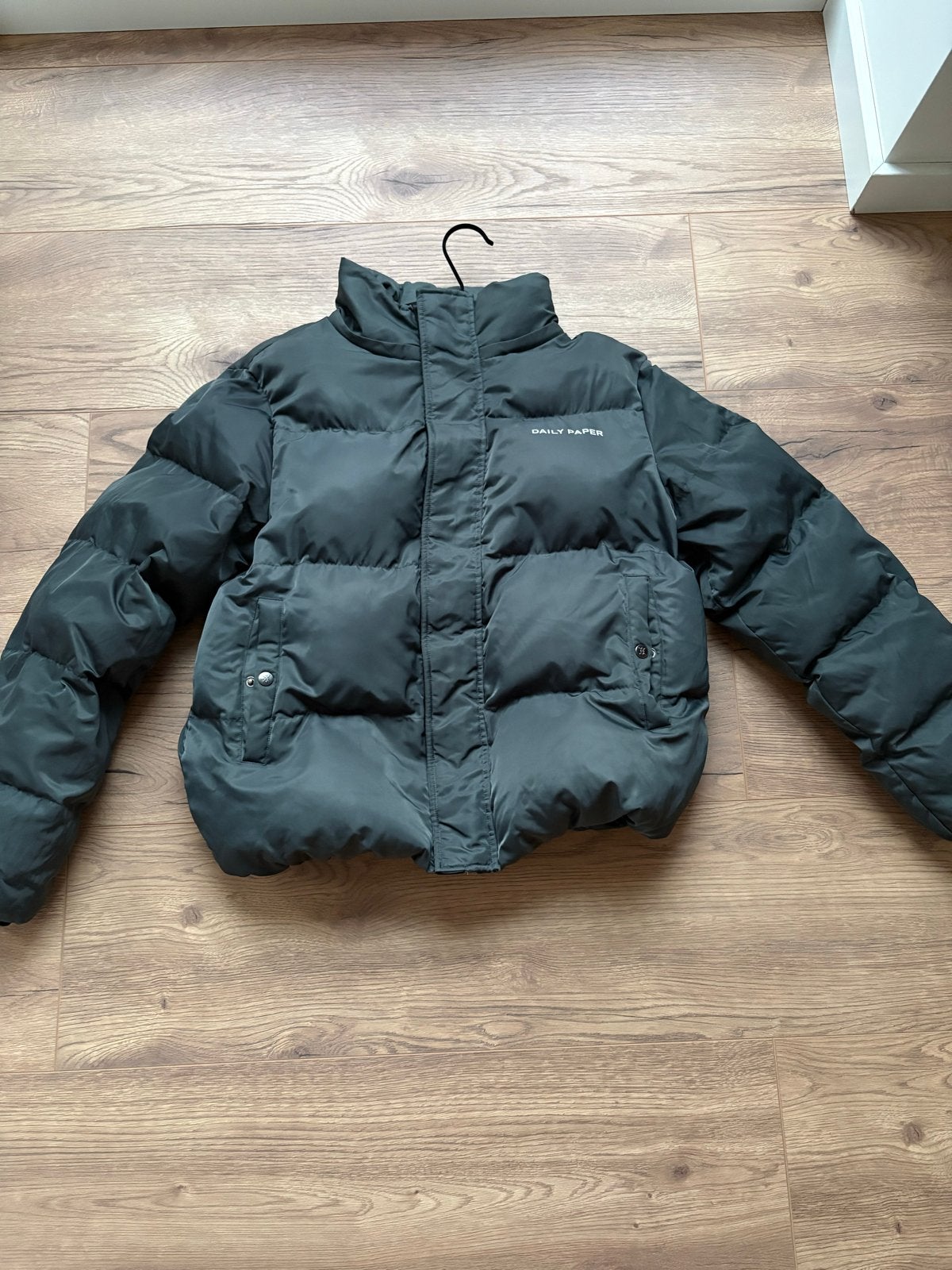 Daily Paper Puffer Jacket - Donkergrijs met klein gaatje, Ophalen of Verzenden, Gedragen, Maat 38/40 (M), Grijs