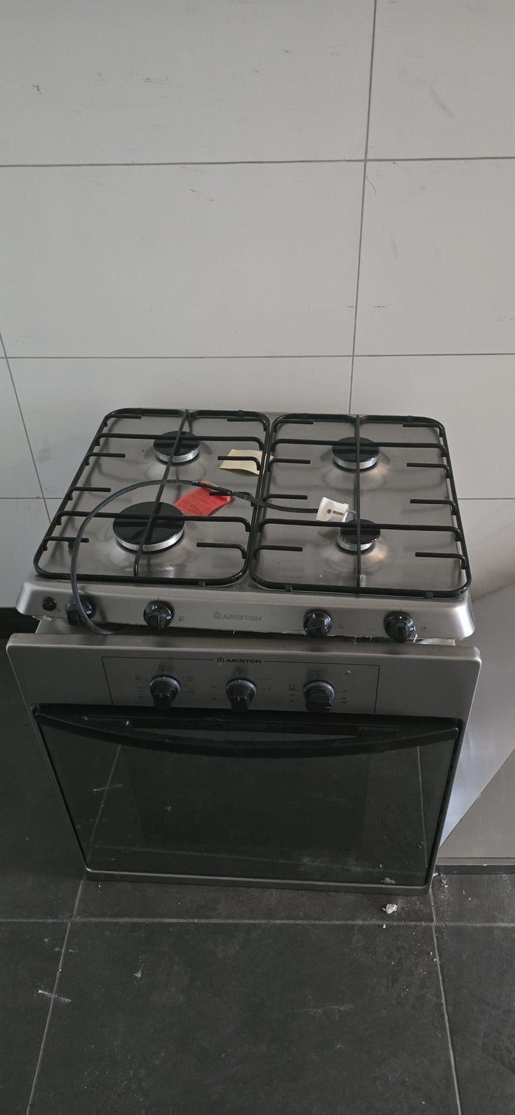 Ariston gasfornuis met oven, afzuigkap en Beko vaatwasser, Zo goed als nieuw, Gas, Vrijstaand, 85 tot 90 cm