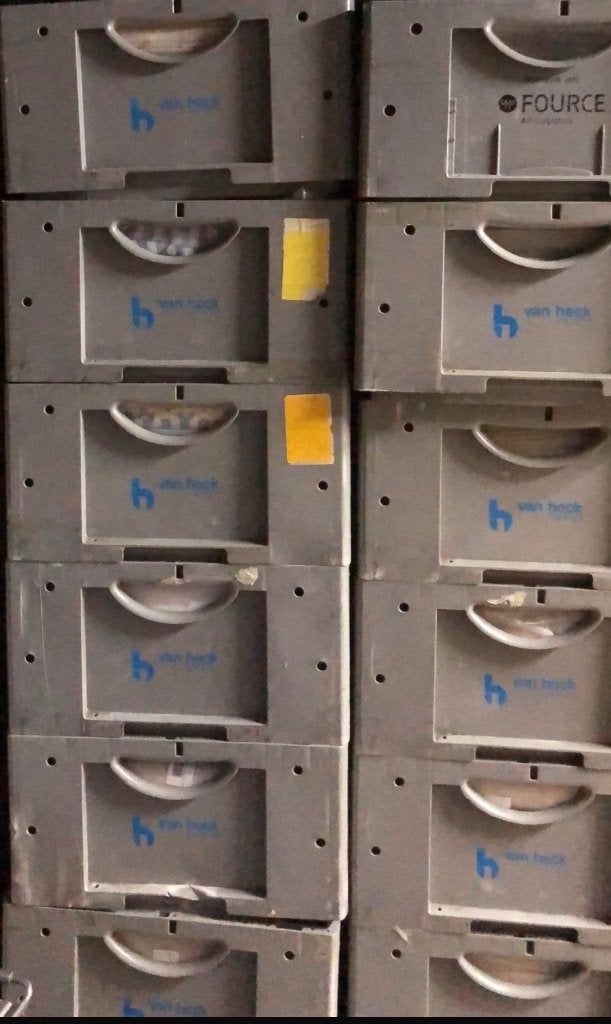 Kratten 7 stuks grijs stapelkratten stapelkrat, Ophalen, Gebruikt, 40 tot 60 cm, 50 tot 75 cm