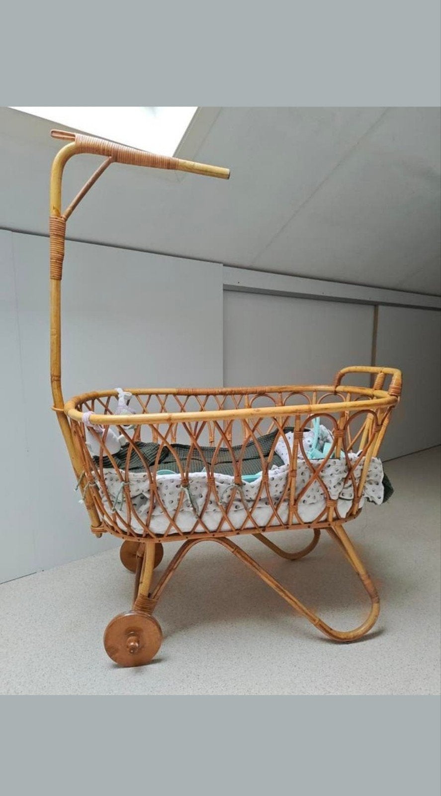 Vintage Ibiza rotan wiegje met hemelstok en nieuw matras, Kinderen en Baby's, Babywiegjes en Ledikanten, Ophalen, Zo goed als nieuw