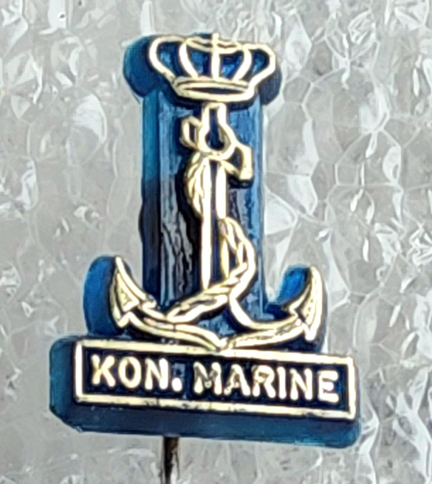 Speldje Kon. Marine met kroon en anker, Ophalen of Verzenden, Gebruikt, Overige onderwerpen, Speldje of Pin