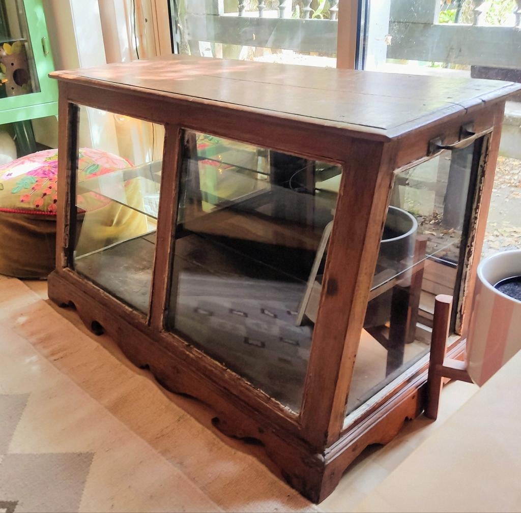 Originele, massief houten Indiase toonbank/vitrinekast, Antiek en Kunst, Antiek | Meubels | Kasten, Ophalen
