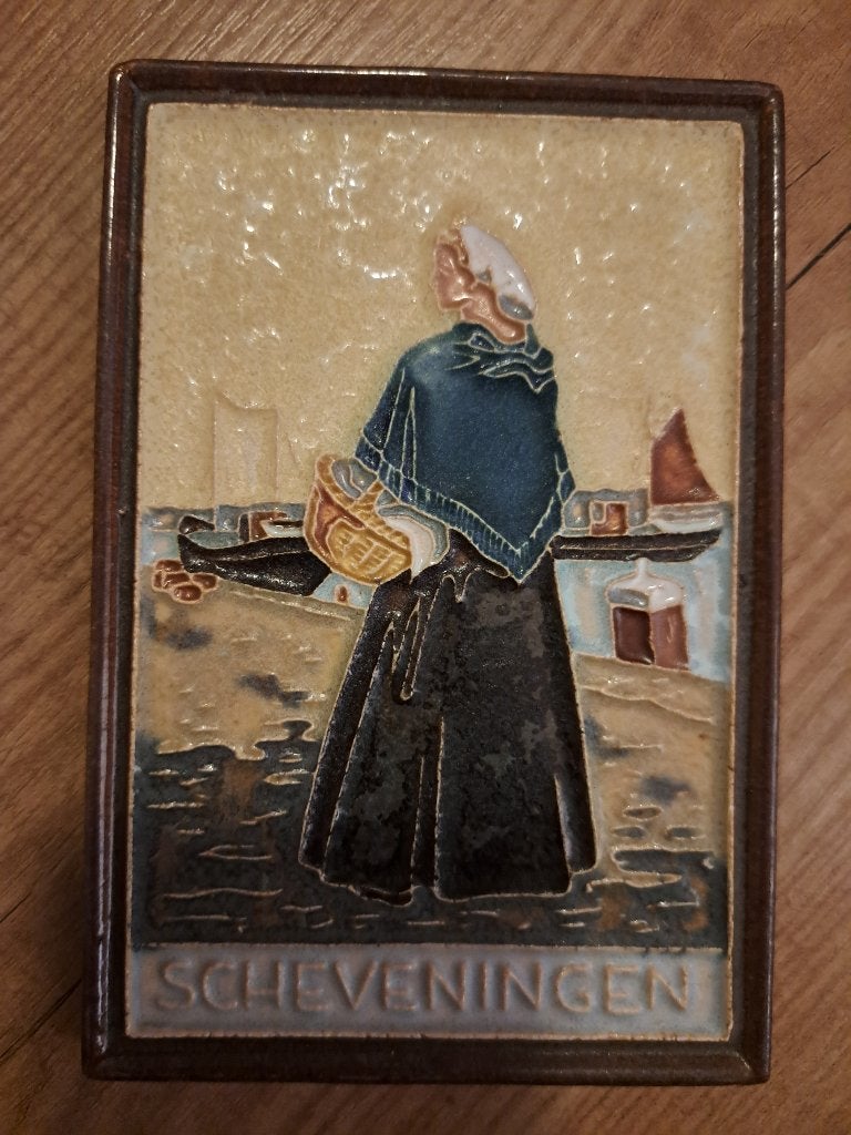 Cloissonneetegel porceleyne fles Scheveningse vissersvrouw, Ophalen of Verzenden