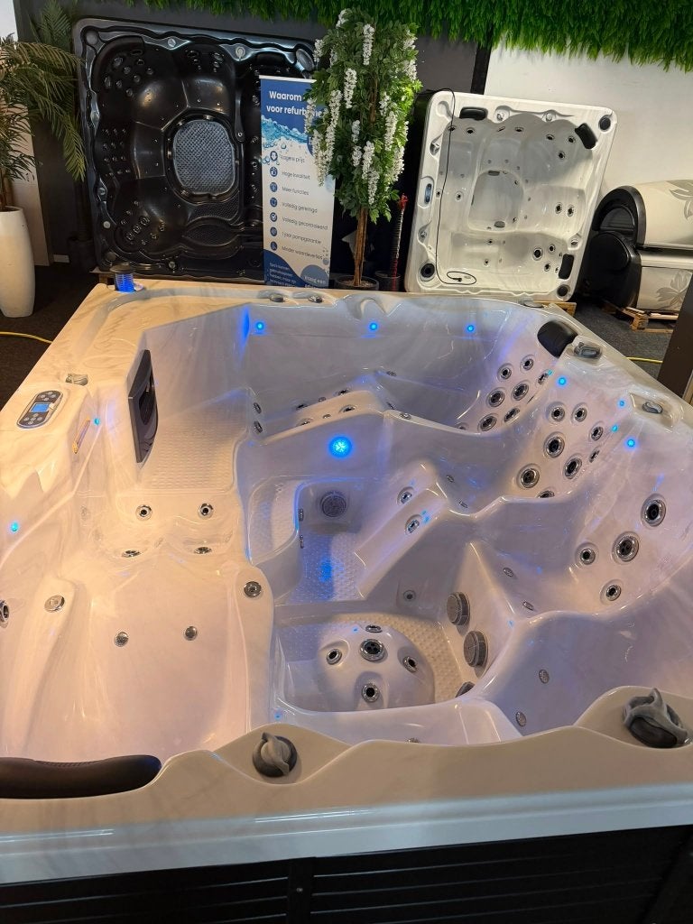 LUXE JACUZZI / SPA 230x275 CM – 6 PERSONEN, Ophalen, Zo goed als nieuw, Trap, Vast