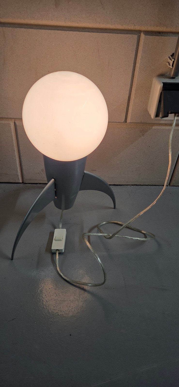 Vintage raketlamp - zilverkleurig met wit glazen bol, Overige merken, Gebruikt, Overige fittingen, Zilver