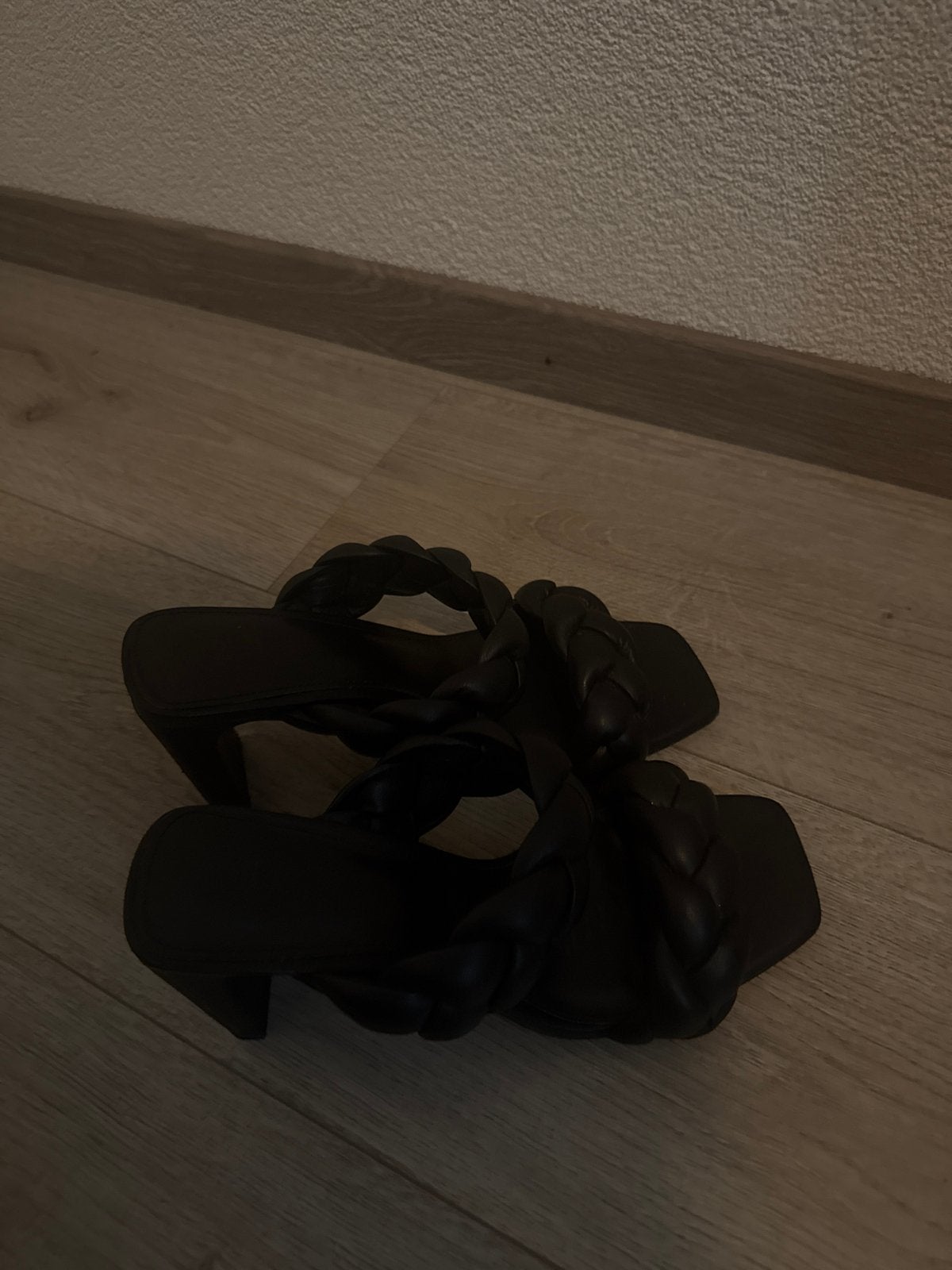 Zwarte gevlochten muiltjes met hak, Verzenden, Zo goed als nieuw, Zwart, Sandalen of Muiltjes