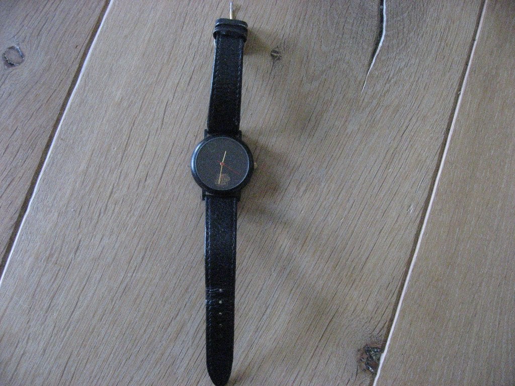 zwart Bols logo horloge met zwarte lederen band, Verzamelen, Verzenden, Zo goed als nieuw, Gebruiksvoorwerp