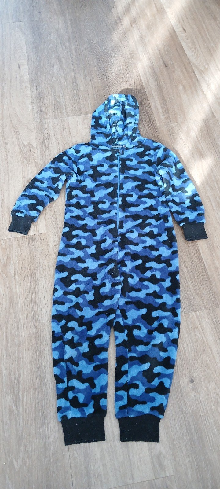 Blauwe camouflage onesie voor jongens, maat 122/128, Ophalen of Verzenden, Gebruikt, Jongen, Nacht- of Onderkleding