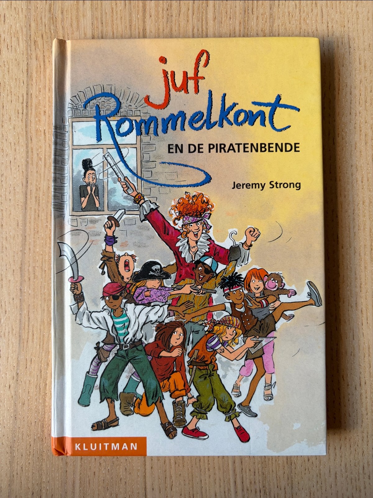 Juf Rommelkont en de Piratenbende - Jeremy Strong, Boeken, Ophalen of Verzenden, Zo goed als nieuw, Fictie algemeen