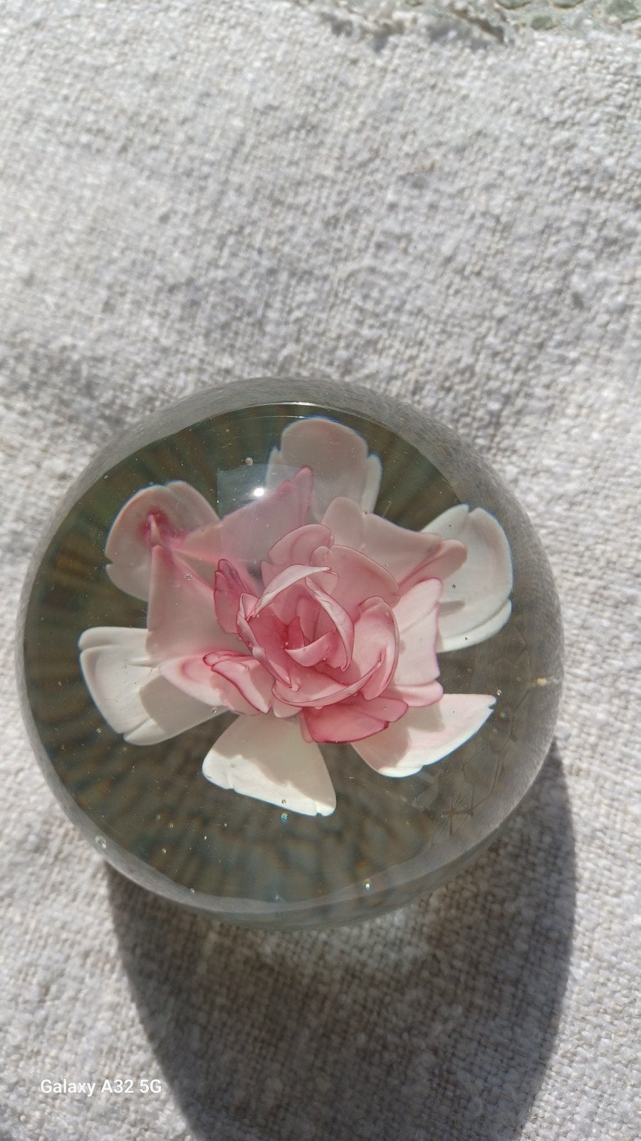 Glazen presse-papier met roze bloem, Ophalen of Verzenden