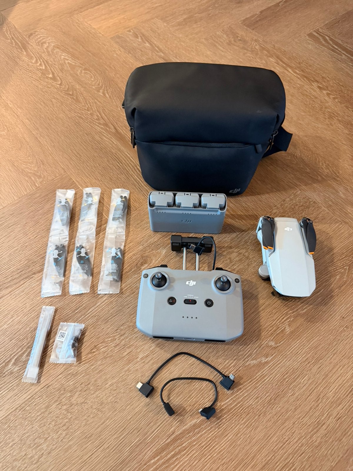 DJI Mini 2 Fly More Combo - Zo goed 1ls nieuw 6 vlieguren!, Ophalen, Zo goed als nieuw