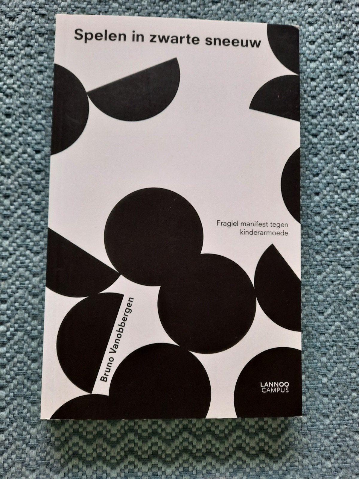 Spelen in zwarte sneeuw - Bruno Vanobbergen (paperback), Boeken, Ophalen of Verzenden, Nieuw, Bruno Vanobbergen