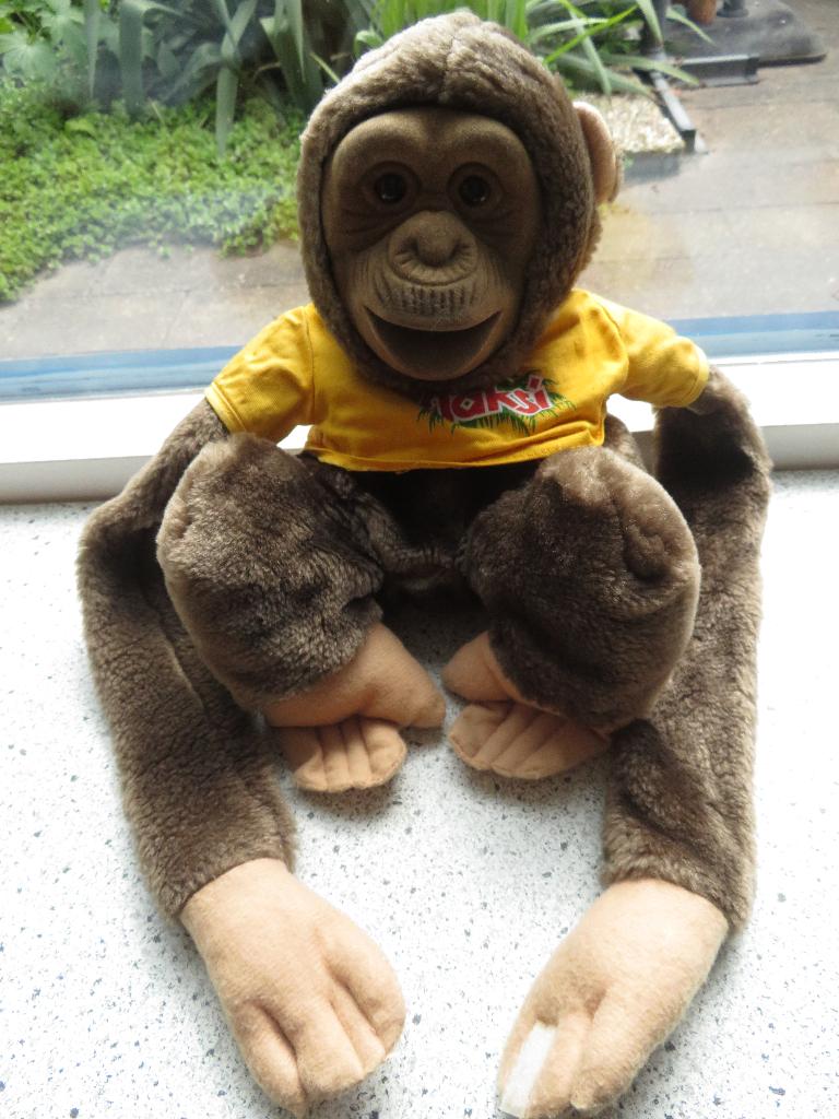 Handpop Aap met shirt van Taksi door Parsons Rotterdam, Ophalen of Verzenden, Middelgroot (20 tot 80 cm), Bruin, Aap