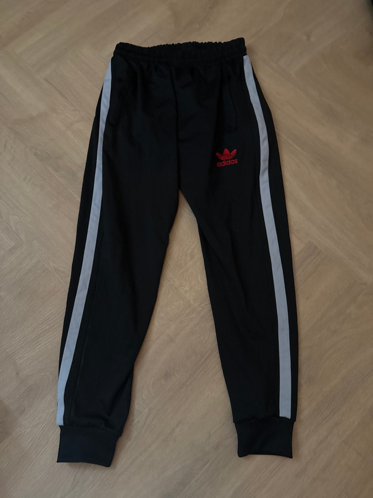 Adidas trainingsbroek  - Zwart met rode logo, Maat 48/50 (M), Zwart, Ophalen of Verzenden, Zo goed als nieuw