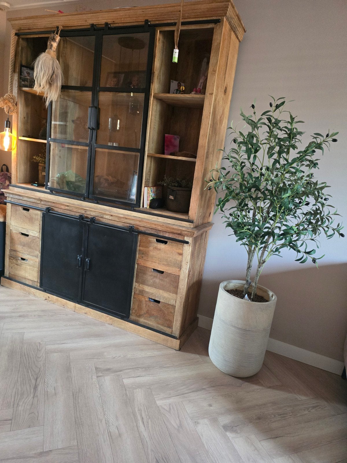 Prachtige mango houten kast met glazen deuren en veel opberg, Ophalen, 150 tot 200 cm, 25 tot 50 cm, Glas