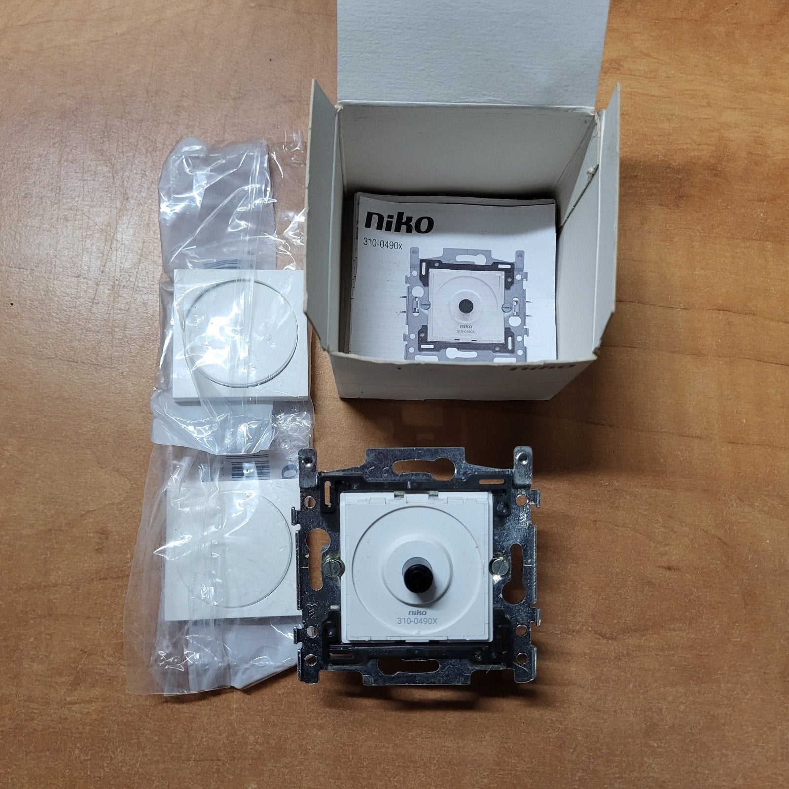 Nieuwe Niko LED draaiknopdimmer 4-200 W 310-04900, Ophalen of Verzenden, Nieuw, Overige merken, Dimmer