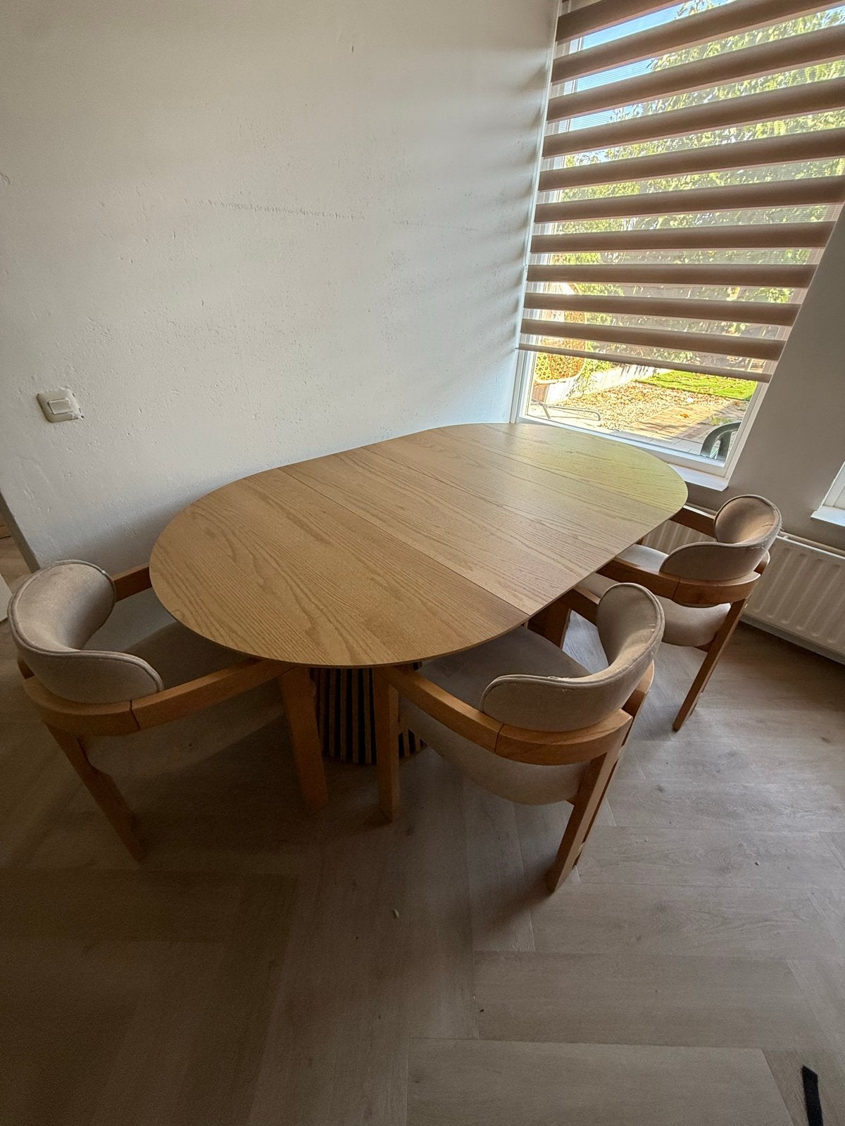 Uitschuifbare eettafel Irene met 7 stoelen - Zo goed als nie, Huis en Inrichting, Ophalen, Zo goed als nieuw, Vijf personen of meer
