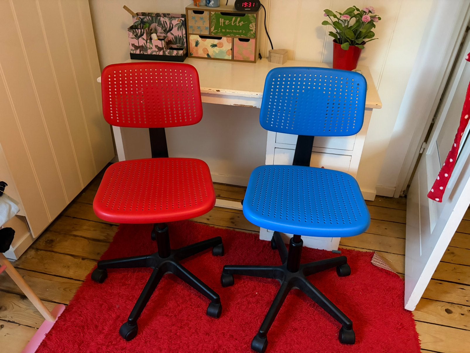 Gratis ophalen : ikea kinder bureau stoelen, Ophalen, Zo goed als nieuw