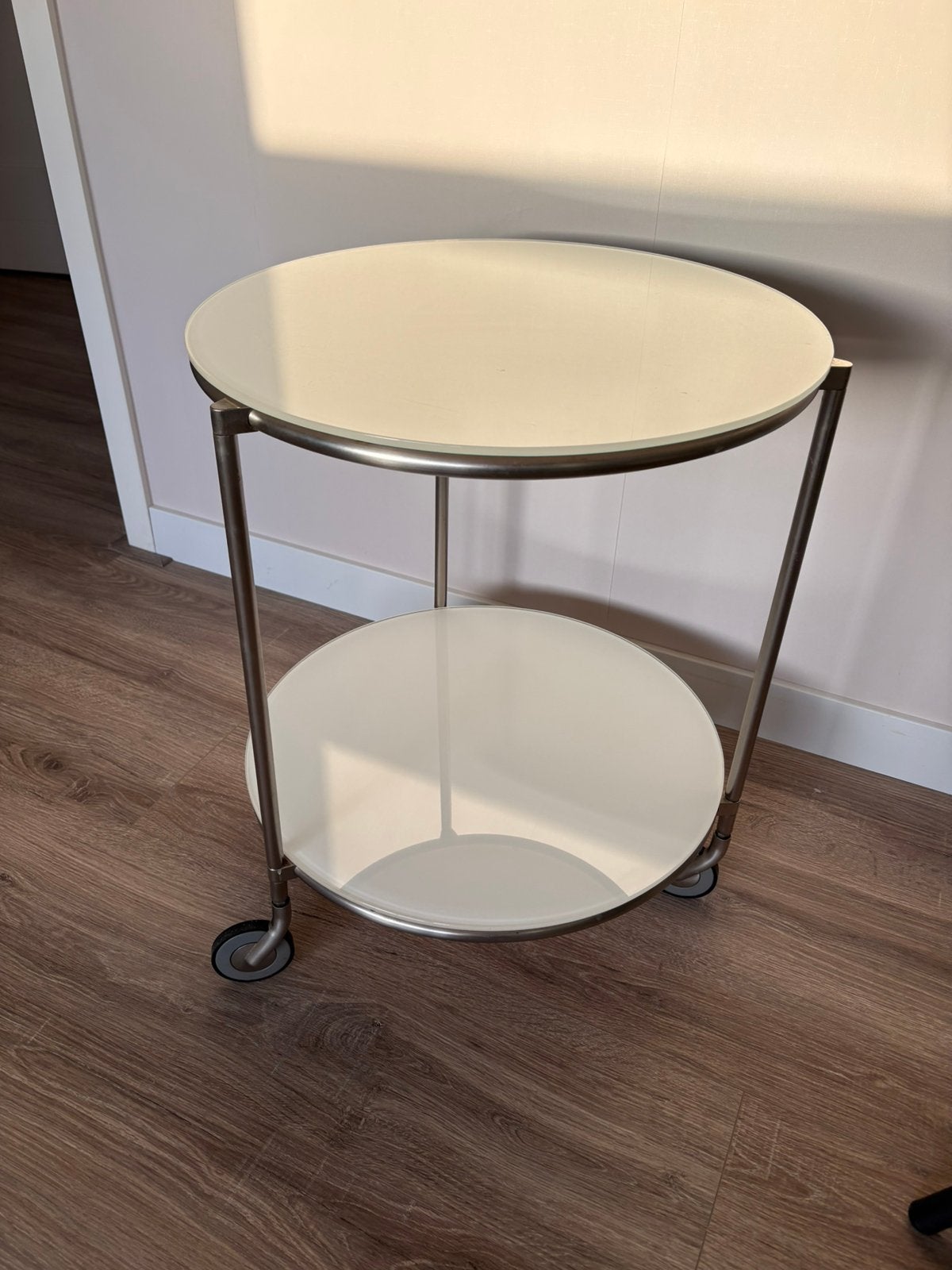 Leuk glazen bijzettafeltje met wieltjes, Minder dan 55 cm, Rond, Ophalen, 45 tot 60 cm