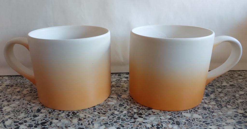 2 Starbucks beker mok oranje wit met oor, Huis en Inrichting, Keuken | Servies, Ophalen of Verzenden, Zo goed als nieuw, Overige stijlen