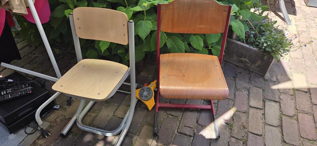 Lage schoolstoeltjes, ook apart te koop, Ophalen, Twee, Overige kleuren, Hout