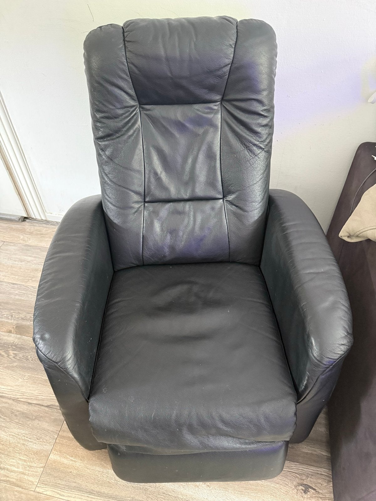 Okin Zwarte leren relax/sta op stoel met voetensteun, Ophalen, Gebruikt, Leer, 75 tot 100 cm
