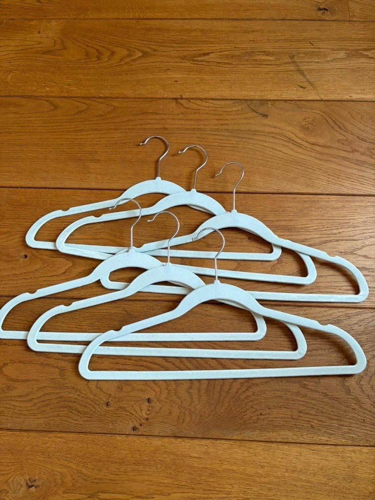 Hema 6 grijze kledinghangers, Ophalen of Verzenden, Zo goed als nieuw, Overige materialen, Kinderen en Volwassenen